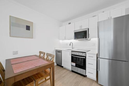 Spacious 2BR 3BA Beachfront Condo CozySuites at Showboat - image 9