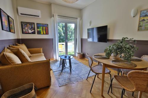 Cosy Glyfada Apartment Near the Sea with Parking and Workspace, Atény