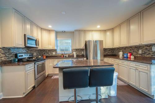 Comfy 3 BDRM House+Backyard+Wi-Fi-Spacious in Charlotte, USA