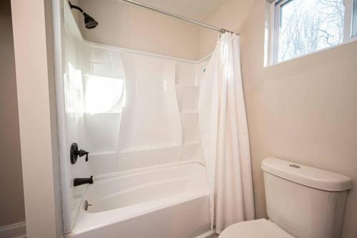 Comfy 3 BDRM House+Backyard+Wi-Fi-Spacious in Charlotte, USA