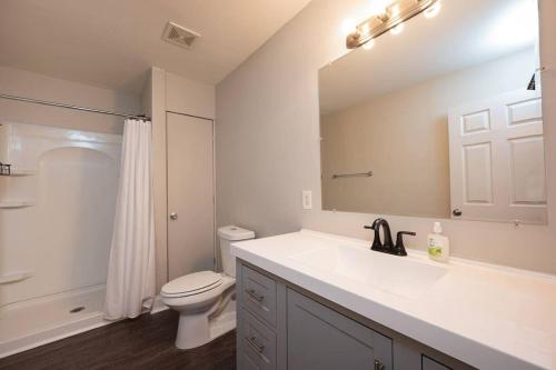 Comfy 3 BDRM House+Backyard+Wi-Fi-Spacious in Charlotte, USA