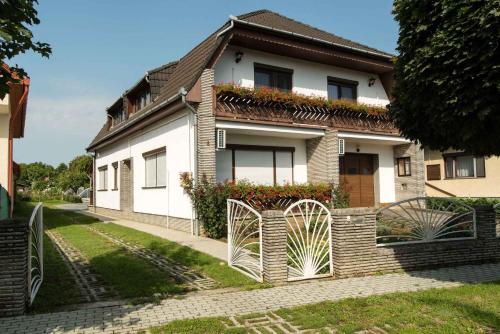 Apartment in Balatonkeresztur 48113