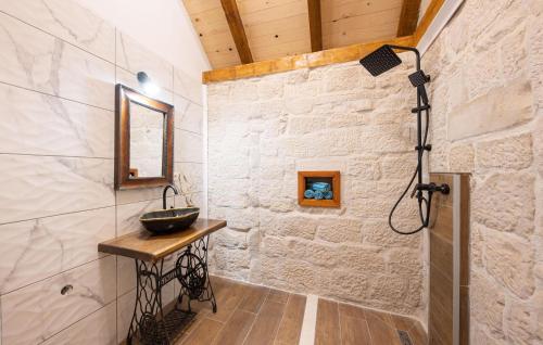 Vannas istaba, Nice Home In Obrovac Sinjski With Wifi in Karakašica
