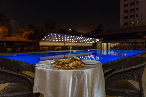 ห้องอาหาร, فندق بغداد Baghdad International Hotel in กรุงแบกแดด