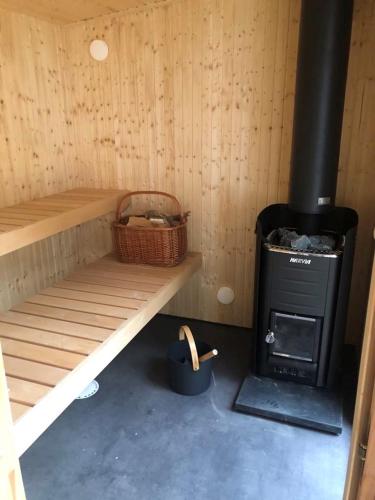 Modern stuga med 1 sovrum och 1 sovloft med stor terrass och vedeldad bastu mitt på Österlen (Modern stuga med 1 sovrum och 1 sovloft med stor terrass och vedeldad bastu mitt pa Osterlen) in Sankt Olof