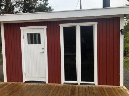 Modern stuga med 1 sovrum och 1 sovloft med stor terrass och vedeldad bastu mitt på Österlen (Modern stuga med 1 sovrum och 1 sovloft med stor terrass och vedeldad bastu mitt pa Osterlen) in Sankt Olof