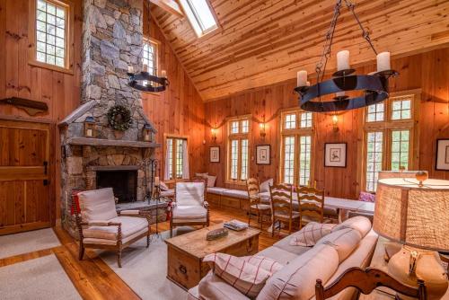 Kibbin Private, Luxury Stone Cottage by Creek in Marion, USA