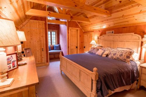 Kibbin Private, Luxury Stone Cottage by Creek in Marion, USA