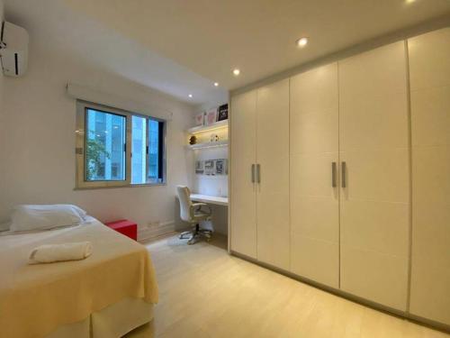 Av Atlantica - 3 Bedroom Beach Apartment - Leme in Leme