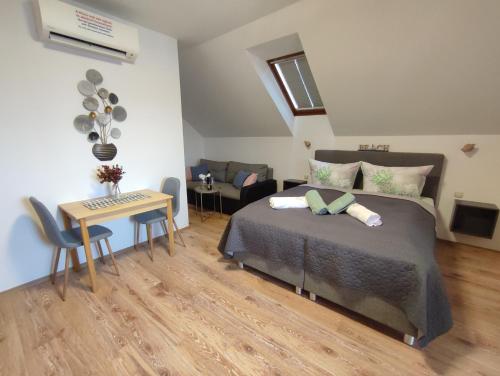 1 queen bed, 1 sofa bed