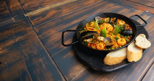 Restaurant, Balmoral Plaza Hotel in Pereira City Center