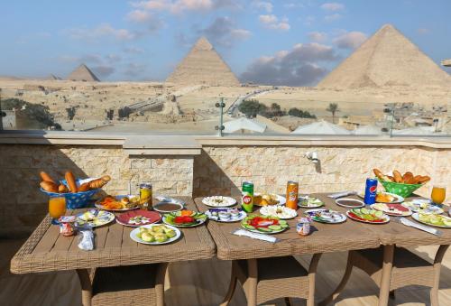 Nemes Pyramids View INN