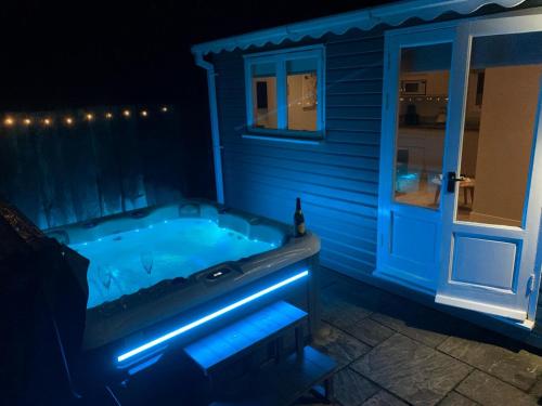 The Summerhouse, countryside retreat with private hot tub - Bridgnorth