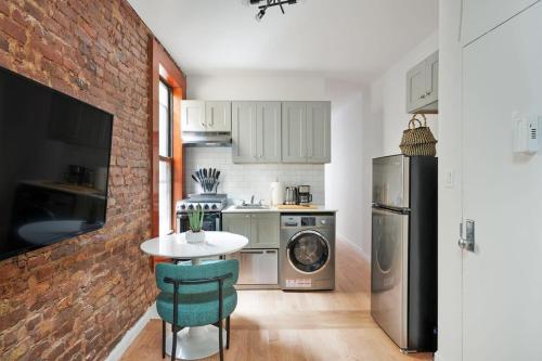 153-5A Charming 2BR LES W D