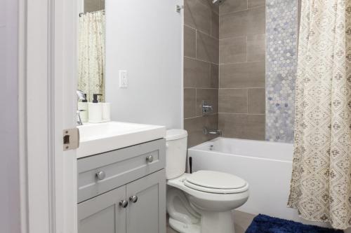 Spacy 4br4ba,pingpong,patio,crib,wd,sleeps12 in Philadelphia, USA