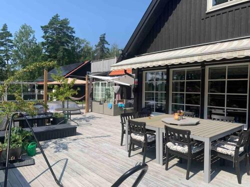 Зручності, Cozy Stay near Stockholm with Pool and BBQ access in Бро