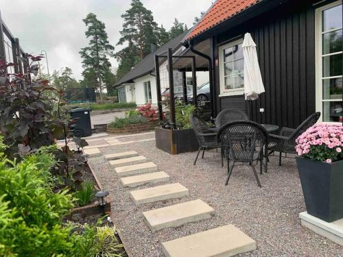 Зручності, Cozy Stay near Stockholm with Pool and BBQ access in Бро
