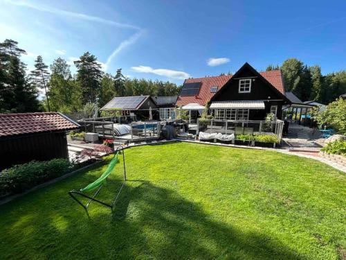 Сад, Cozy Stay near Stockholm with Pool and BBQ access in Бро