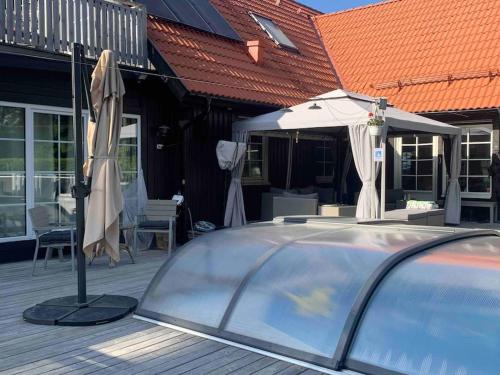 Зручності, Cozy Stay near Stockholm with Pool and BBQ access in Бро