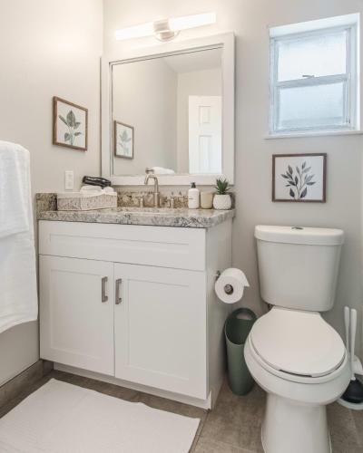 10 Mins to Beach - 2BR Private Pool + Spa + Grill in Vero Beach, USA