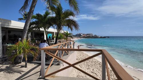 Studio Sleeps 2 with Free Parking in Simpson Bay