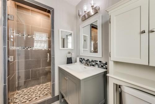 Kellers Artful Home-Away from Home in Keller, USA
