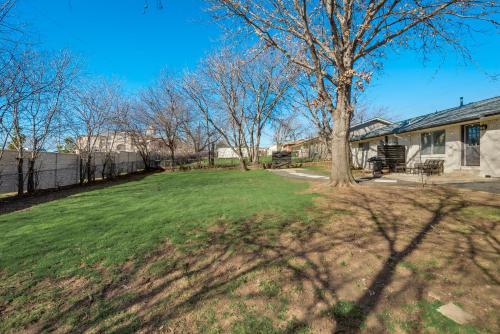 Kellers Artful Home-Away from Home in Keller, USA