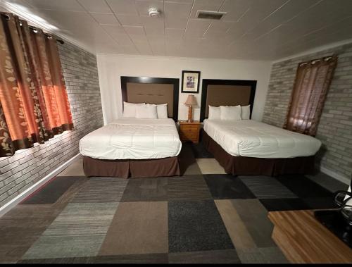 2 queen beds