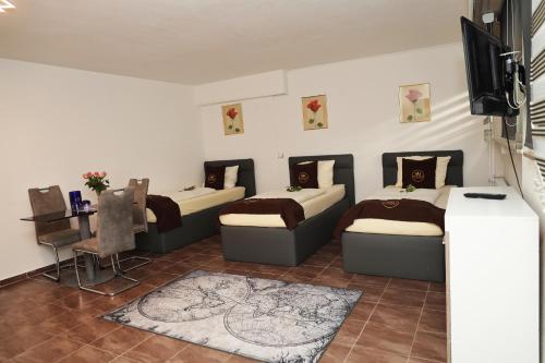 3 twin beds