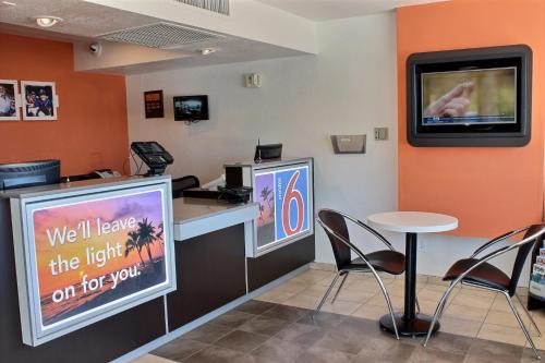 Lobby, Motel 6 Coalinga, CA - East in Coalinga (CA)