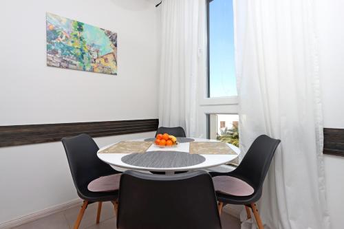 One-Bedroom Apartment with Balcony and Sea View image 5