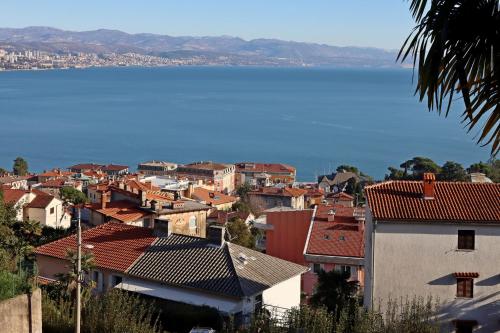 One-Bedroom Apartment with Balcony and Sea View image 2
