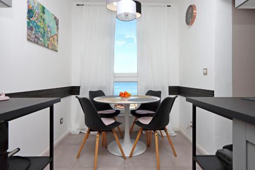 One-Bedroom Apartment with Balcony and Sea View image 4