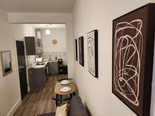 SuperValue Suite 2 - Fast WiFi, Hotel Linen, Keyless Entry, City only 10 Mins - BY PROPERTY PROMISE, Cardiff (photo 10)