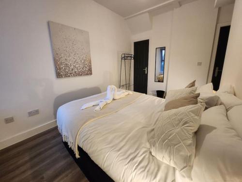 SuperValue Suite 2 - Fast WiFi, Hotel Linen, Keyless Entry, City only 10 Mins - BY PROPERTY PROMISE, Cardiff (photo 11)