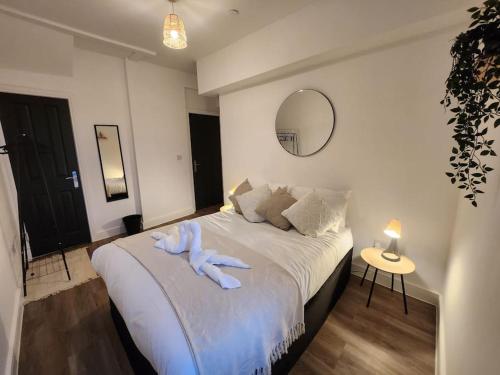 SuperValue Suite 2 - Fast WiFi, Hotel Linen, Keyless Entry, City only 10 Mins - BY PROPERTY PROMISE, Cardiff (photo 7)