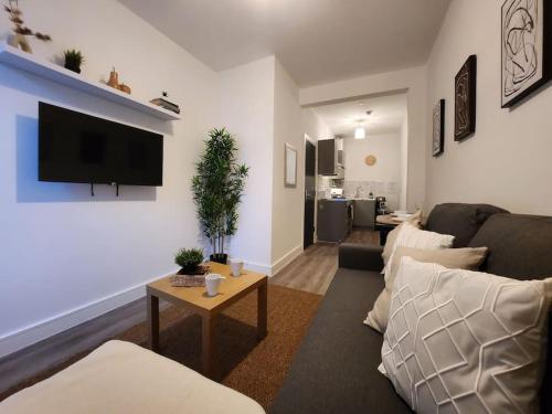 SuperValue Suite 2 - Fast WiFi, Hotel Linen, Keyless Entry, City only 10 Mins - BY PROPERTY PROMISE, Cardiff (photo 6)