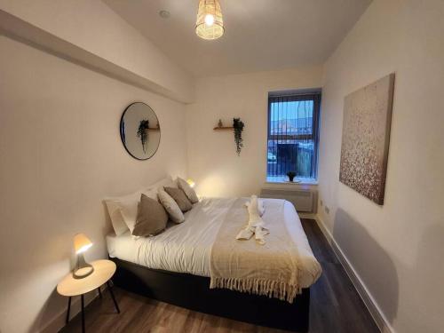 SuperValue Suite 2 - Fast WiFi, Hotel Linen, Keyless Entry, City only 10 Mins - BY PROPERTY PROMISE, Cardiff (photo 3)