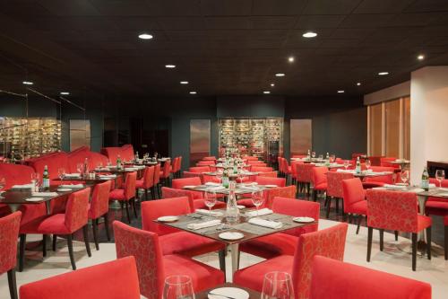 Restaurant, Costa del Sol Wyndham Lima Airport in Lima