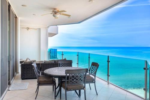 Luxury Beachfront Condo on Sandy Beach