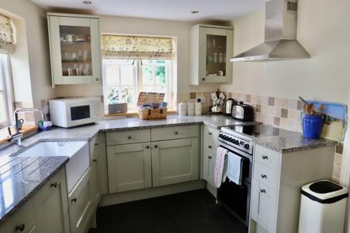 Cosy thatched Cottage sleeps 6 near Portscatho! in Portscatho