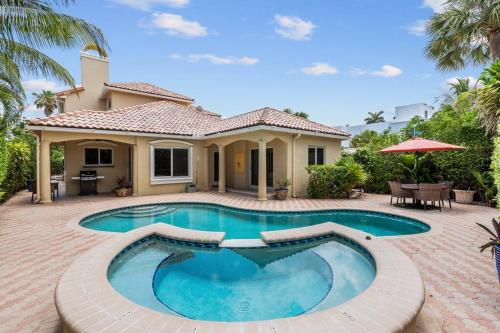 Spacious Mediterranean Beach Villa STEPS to BEACH! in Fort Lauderdale, USA