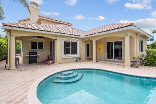 Spacious Mediterranean Beach Villa STEPS to BEACH! in Fort Lauderdale, USA