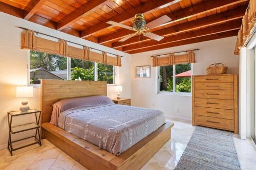 Spacious Mediterranean Beach Villa STEPS to BEACH! in Fort Lauderdale, USA