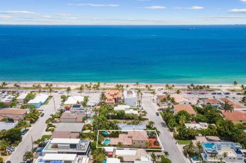 Spacious Mediterranean Beach Villa STEPS to BEACH! in Fort Lauderdale, USA