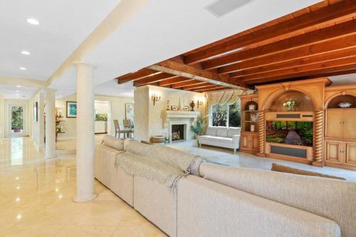 Spacious Mediterranean Beach Villa STEPS to BEACH! in Fort Lauderdale, USA