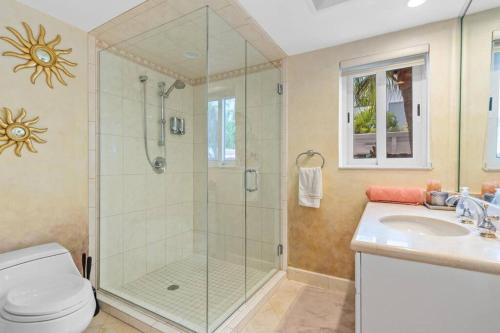 Spacious Mediterranean Beach Villa STEPS to BEACH! in Fort Lauderdale, USA