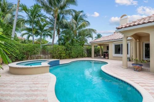 Spacious Mediterranean Beach Villa STEPS to BEACH! in Fort Lauderdale, USA