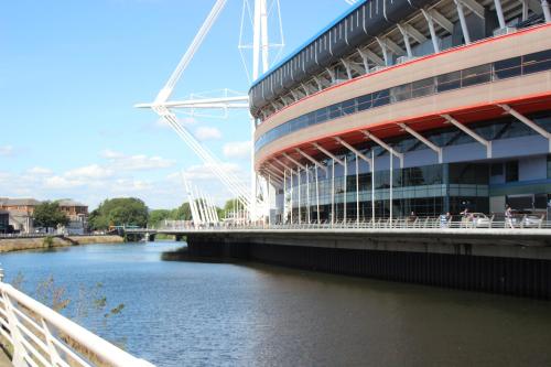 1 Fitzhamon Embankment APARTMENTS opposite Principality Stadium - free parking nearby - LONG STAY OFFER - newly redecorated March 2024