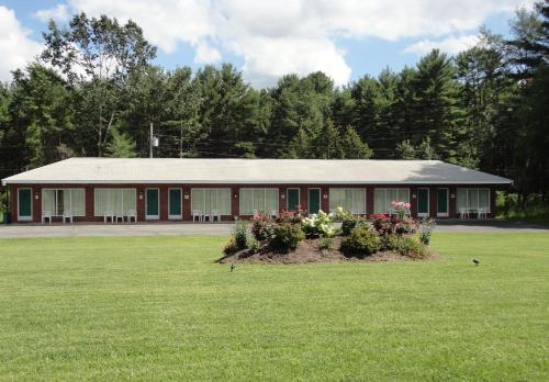 Sara Glen Motel - Saratoga Springs-Glens Falls - 정원